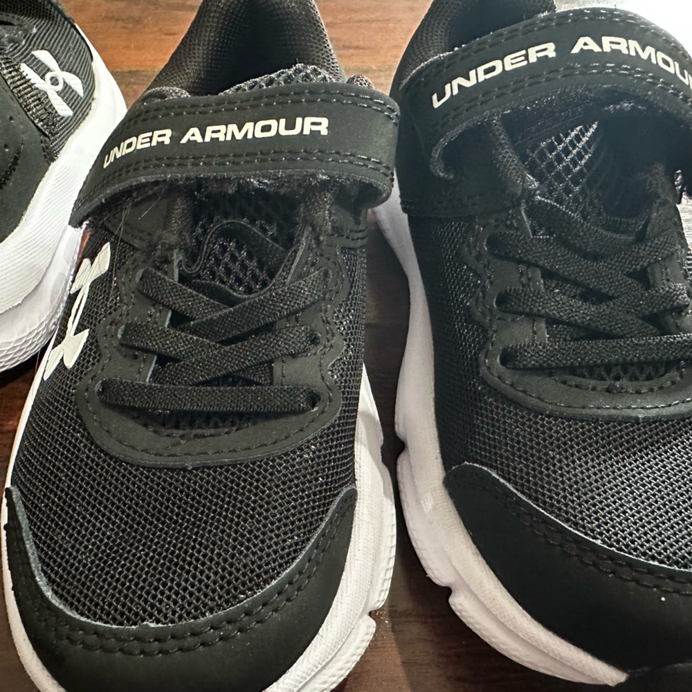 Under armour kids tennis shoes size 11 - Picture 3 of 5